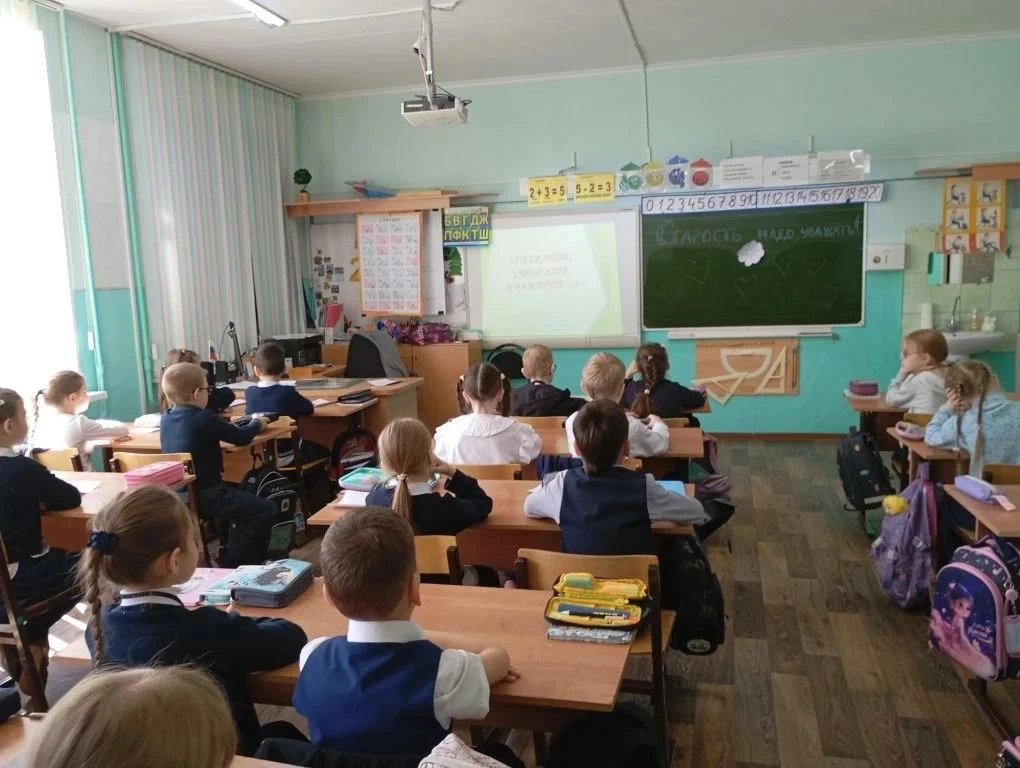 В 1 «В» классе прошёл урок доброты и уважения «Старость надо уважать». Учащиеся с большим трепетом и