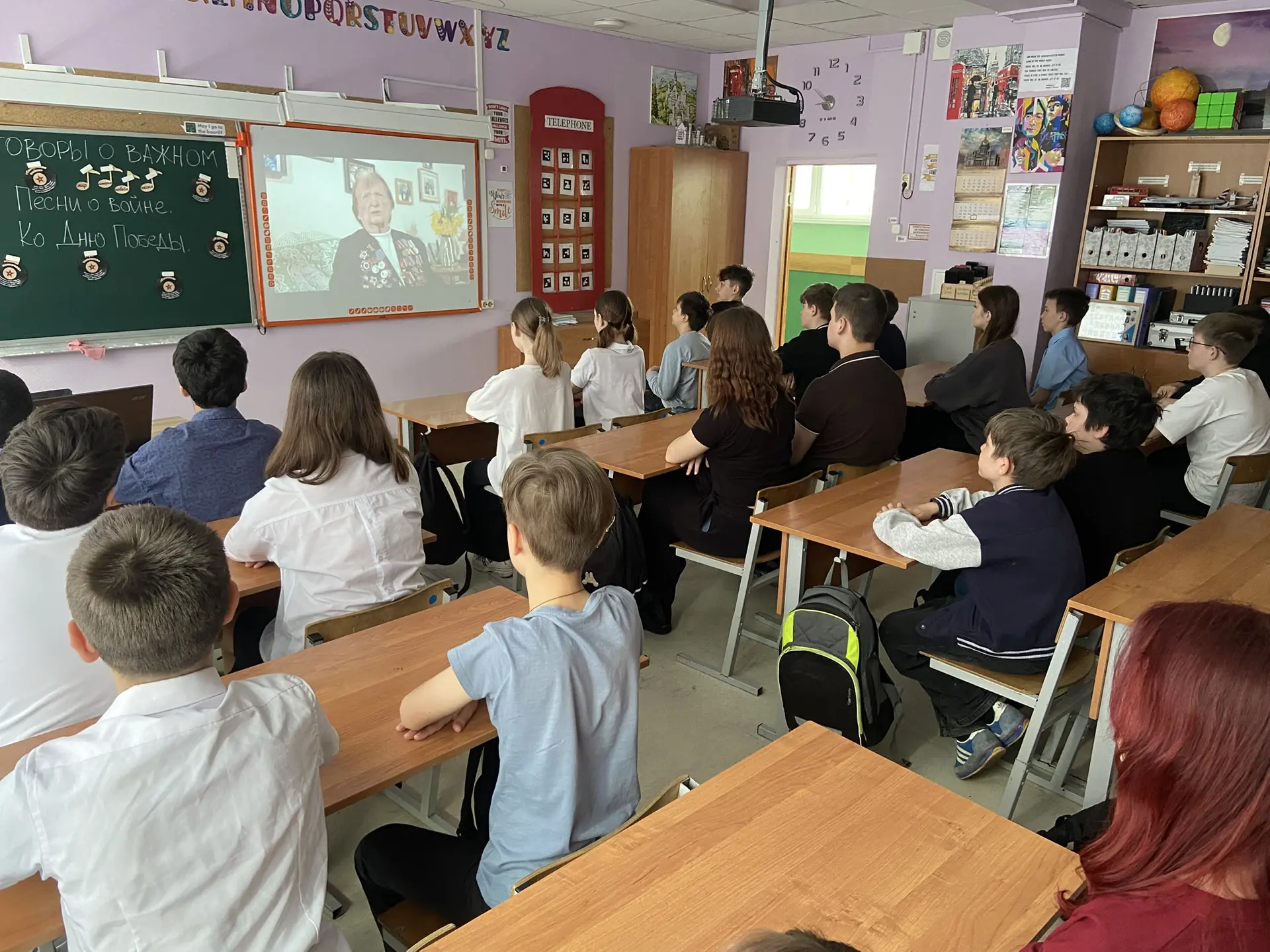 4 мая 2026 года в МОУ СОШ имени Д. И. Зернова прошла линейка и торжественная церемония поднятия флаг