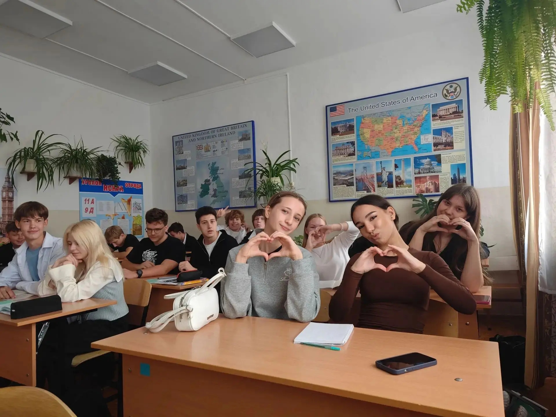 🍂Выпускники, возвращающиеся в родную школу - особая категория гостей и для учителей, и...