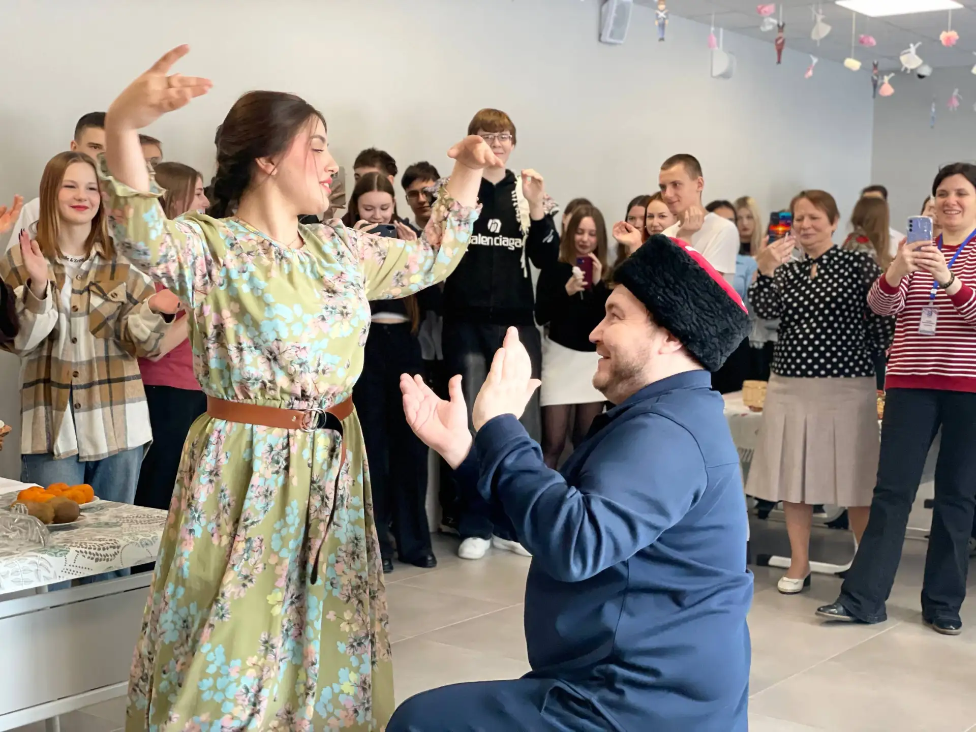 🎭 БЛИН-ФЕСТ в Шестом: блины, хороводы и мооооооре веселья! 🥞✨  Ну что, друзья, готовы перенестись в 