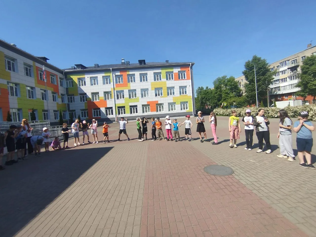 Дни в пришкольном лагере "Остров Дружбы" 🌴 проходят ярко и насыщенно ☀️