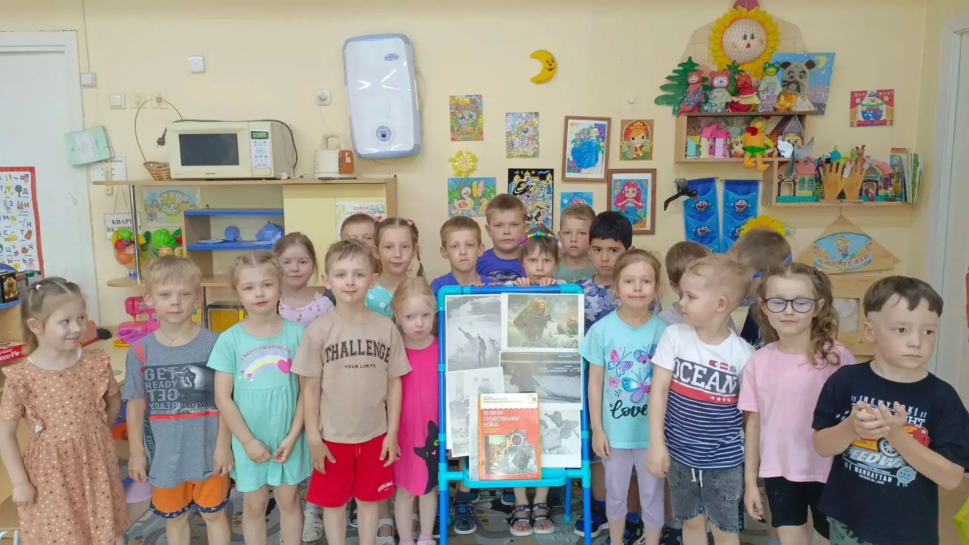 В июне Россия  отмечает " День памяти и скорби."
В старшей группе "Весёлые путешественники" прошло т