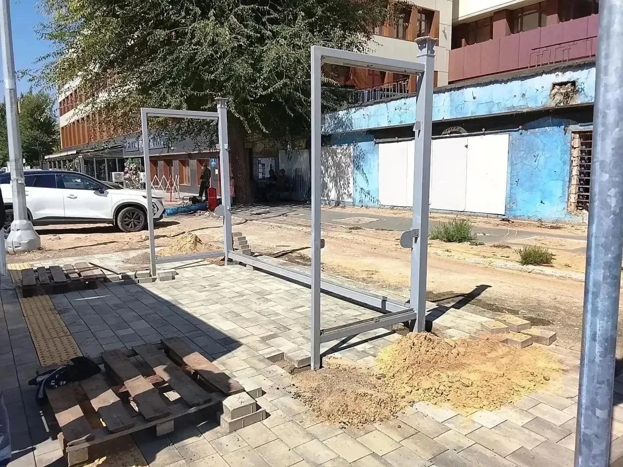 Дорожники, коммунальщики и энергетики без устали ( или же с ней) трудятся на благо жите...
