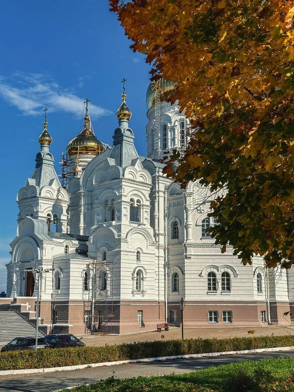 🍂 Белогорский монастырь в солнечный осенний день выглядит особенно нарядно. Жёлтая лис...