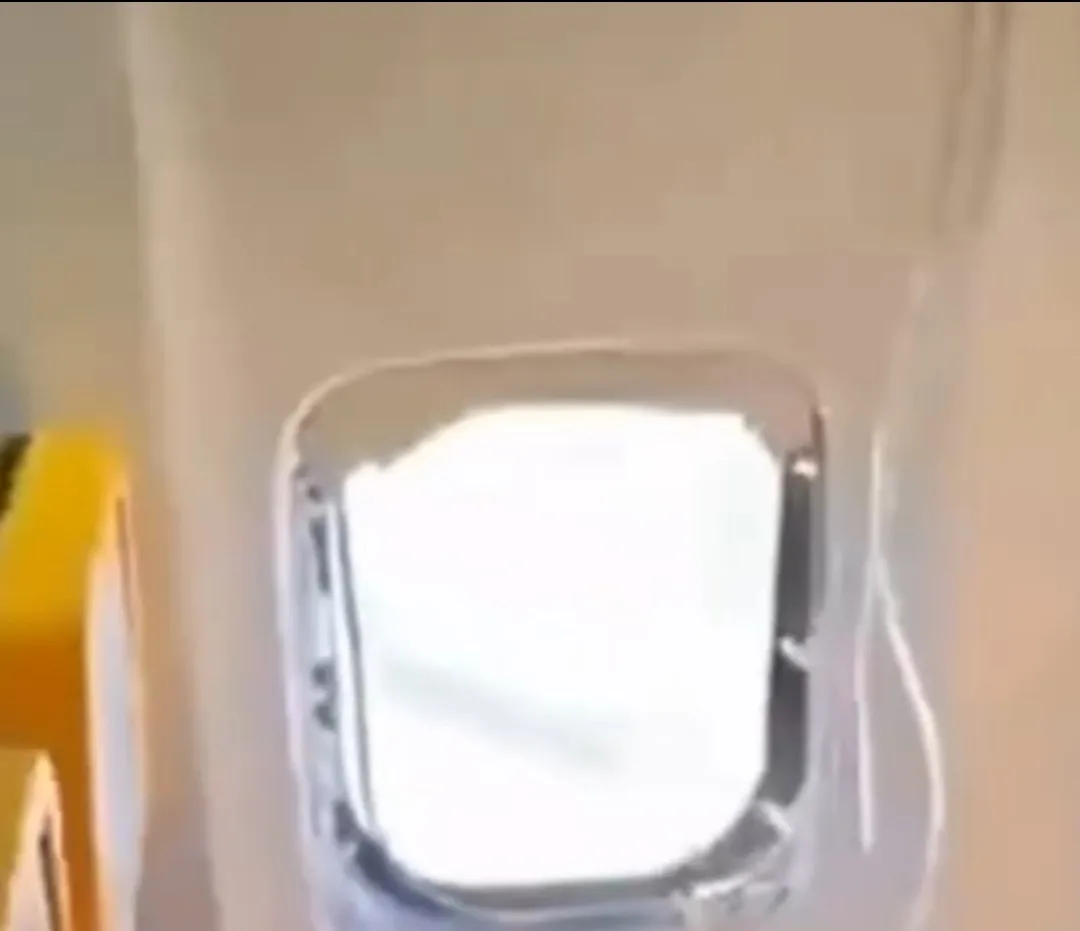 😱 На рейсе Ryanair пассажиры спасли мужчину, которого засосало наружу через разбитый иллюминатор

П