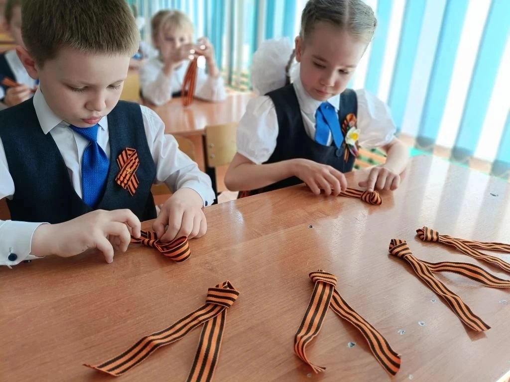 Сегодня в 1 "В" классе  в  рамках Всероссийского урока памяти прошло занятие 🎗️ "Георгиевская лента 
