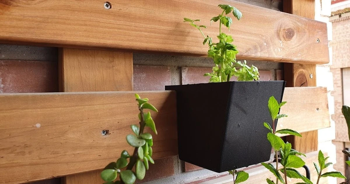 Vertical garden planter

Преврати стену в живой уголок с этим стильным кашпо — зелень займёт минимум