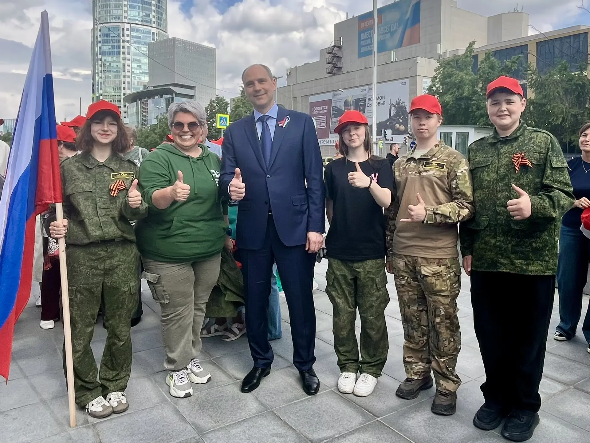 🇷🇺 Наши ученики приняли участие в торжественной церемонии передачи флага России в День России — и 