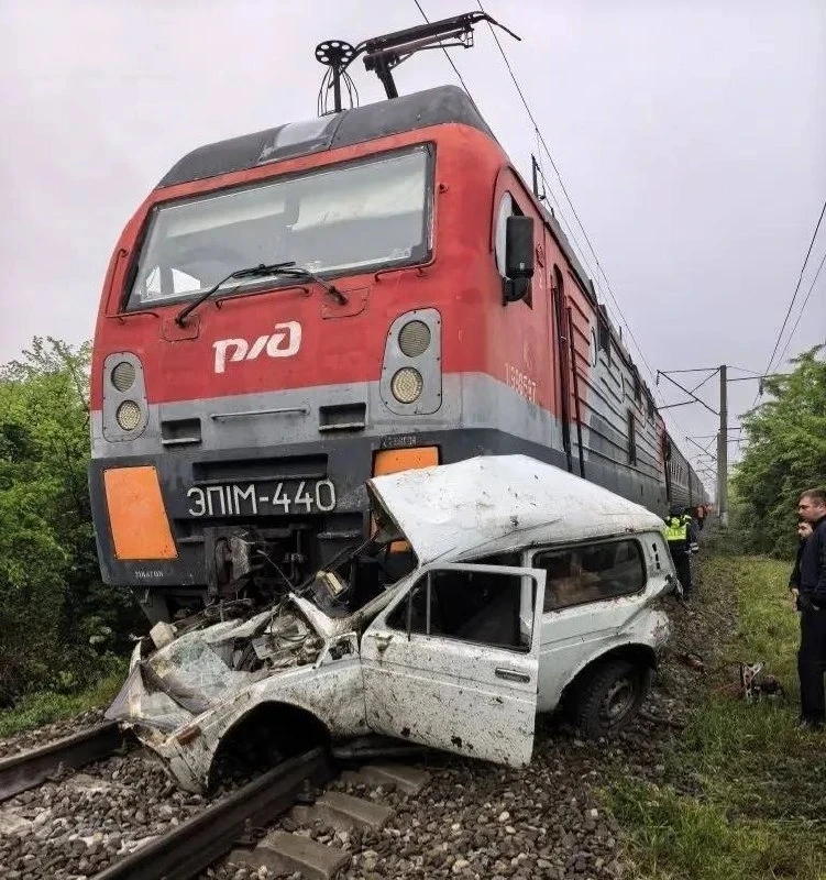 В Динском районе водитель погиб после столкновения автомобиля с поездом  Авария произошла между стан