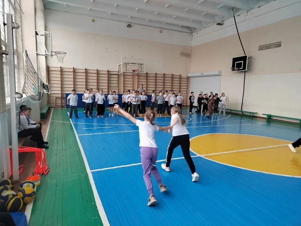 В пятницу в школьном спортивном зале царила особая атмосфера - здесь прошли захватывающие соревнован