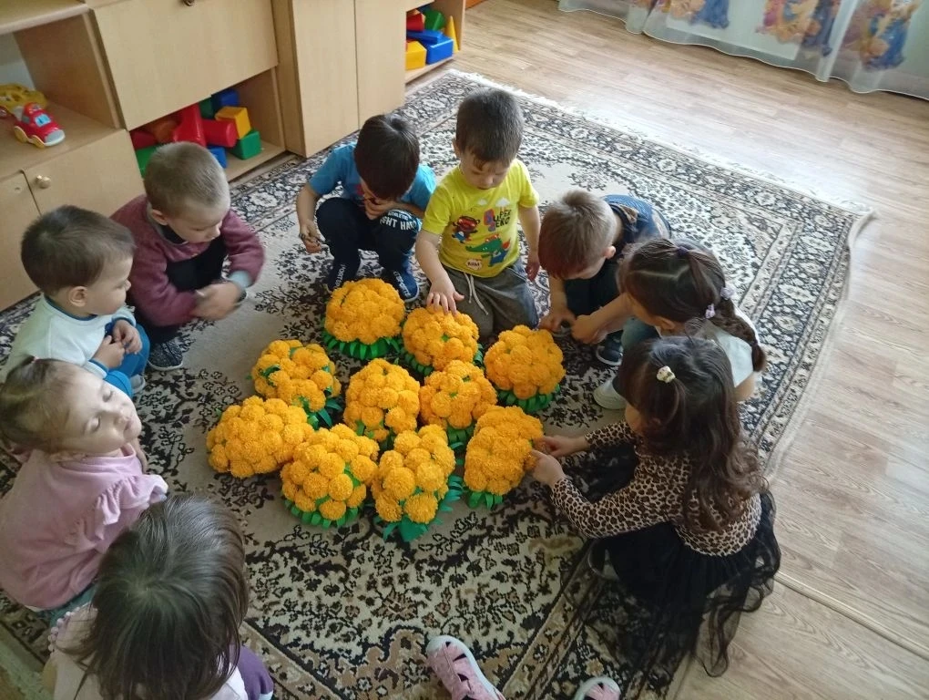 Весна — это время цветов и первых теплых лучей солнца. В разновозрастной группе "Ромашк...
