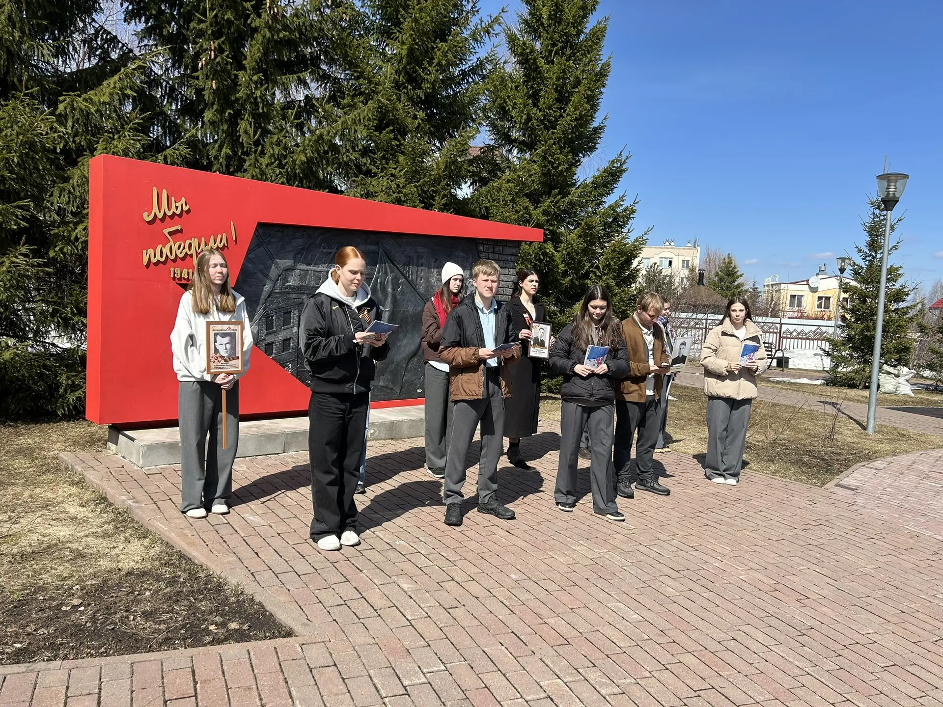 ♦️Сегодня в Сквере Победы собрались активисты первичного отделения Движения Первых  школы 85 , школь