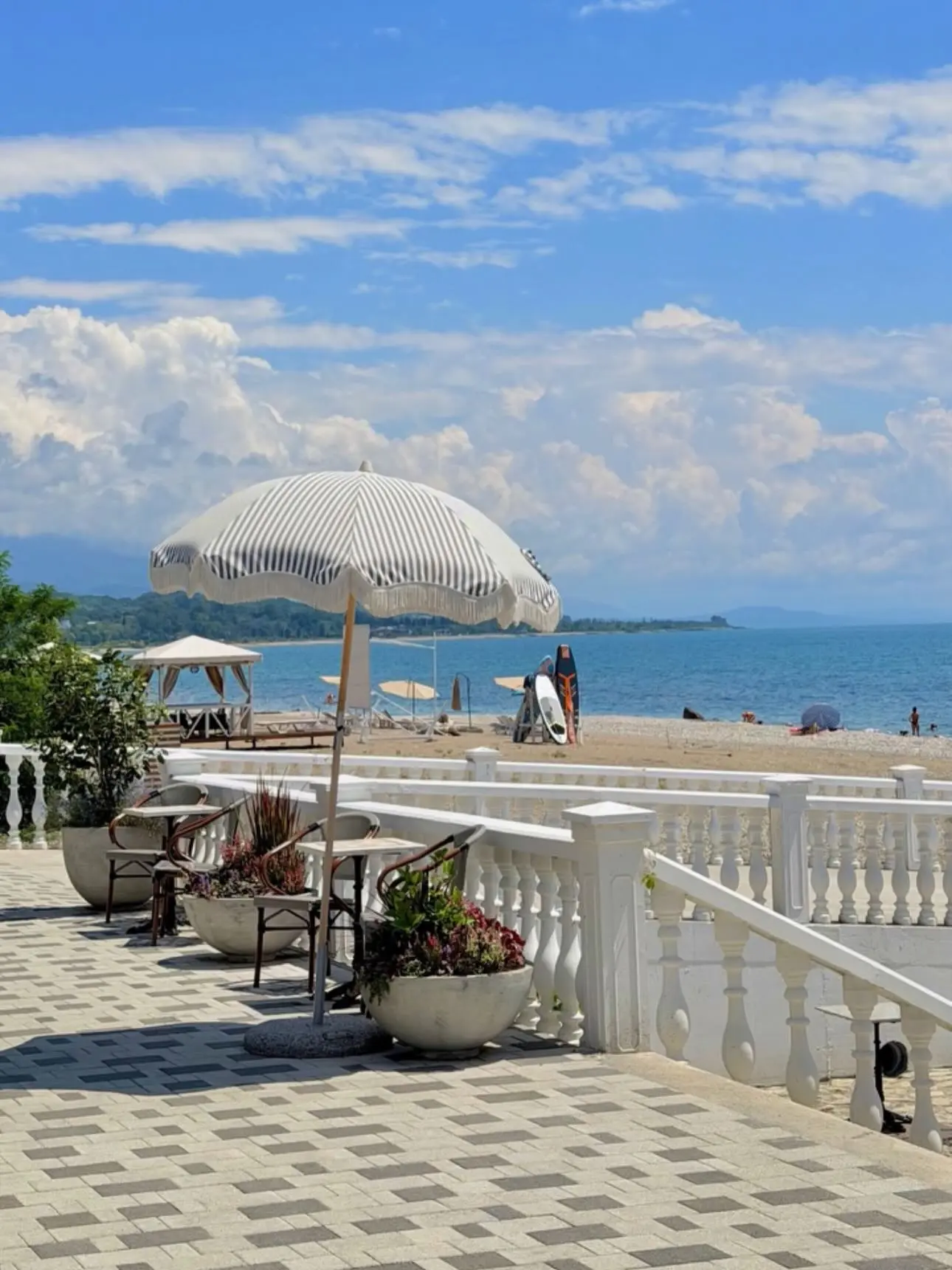 Доброе, солнечное утро, друзья! ☀️  

Сегодня в Абхазии немного прохладнее, чем вчера — ощутимая све