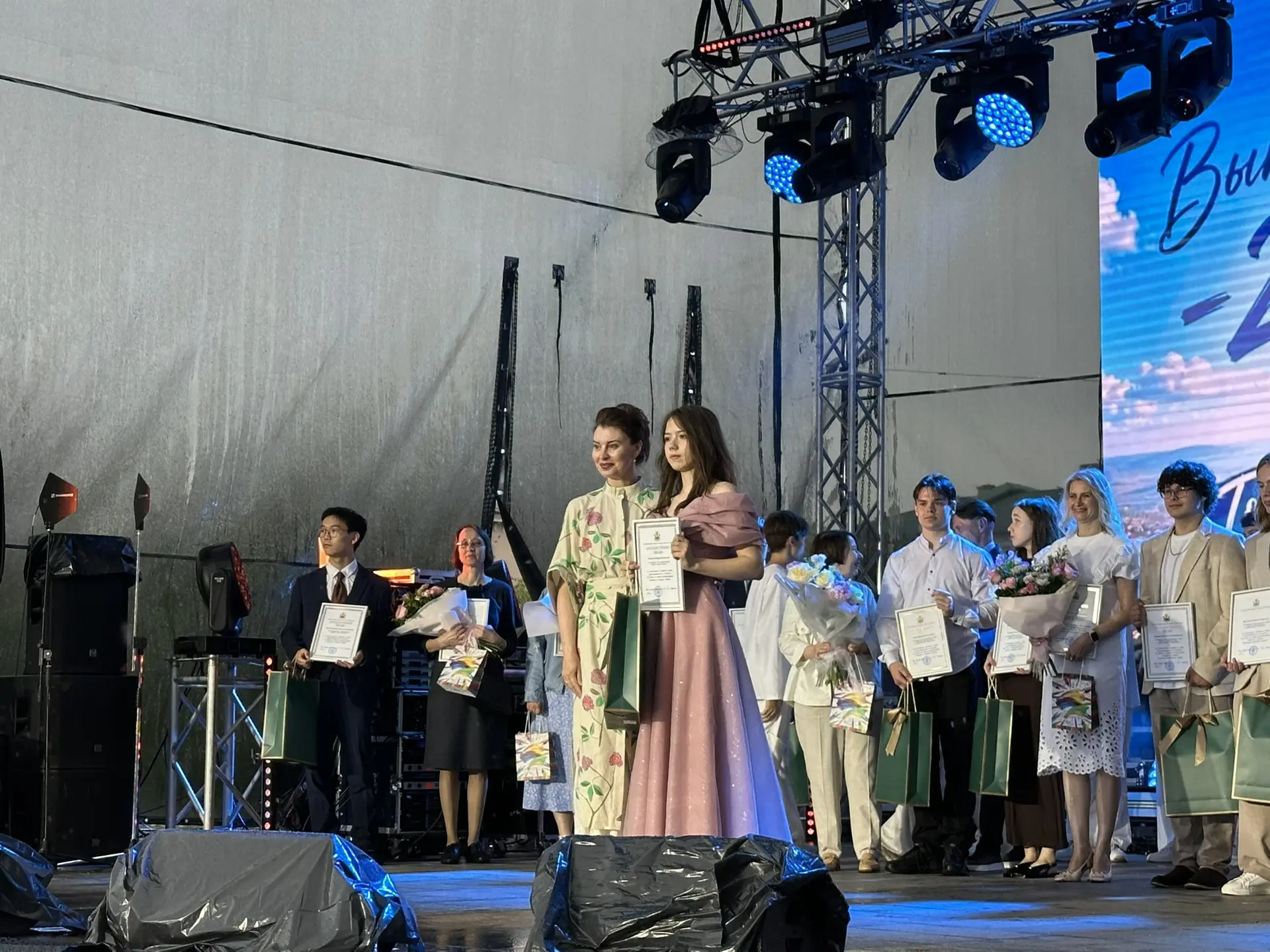 Стобалльникам школ Читы и учителям, которые подготовили их к экзаменам, вручили благода...