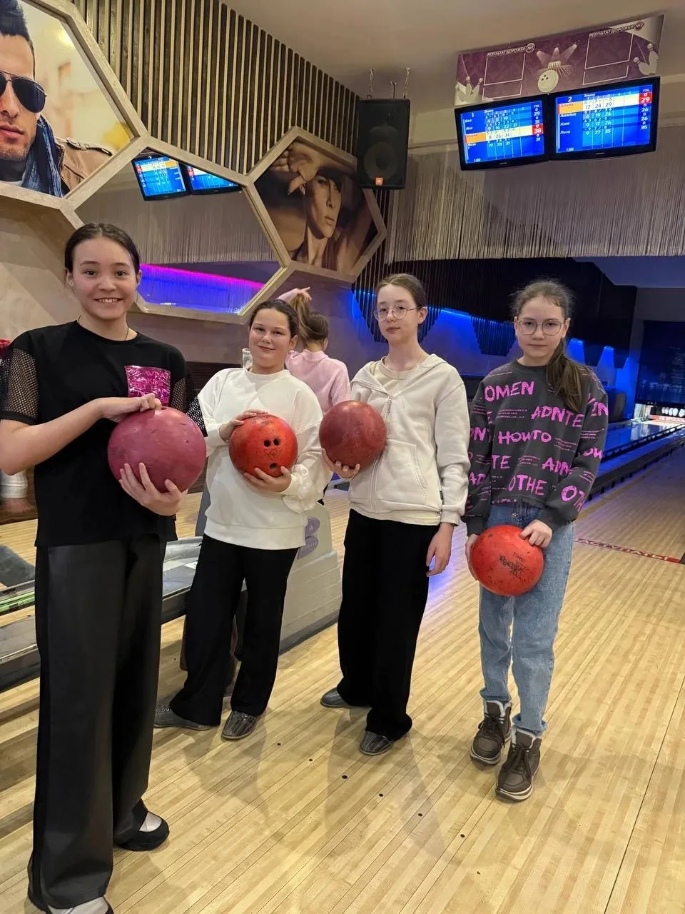 🎳 Ура! Весенние каникулы начались с боулинга! 🎳  Наш весёлый и дружный  5 А класс сходили и отлично 