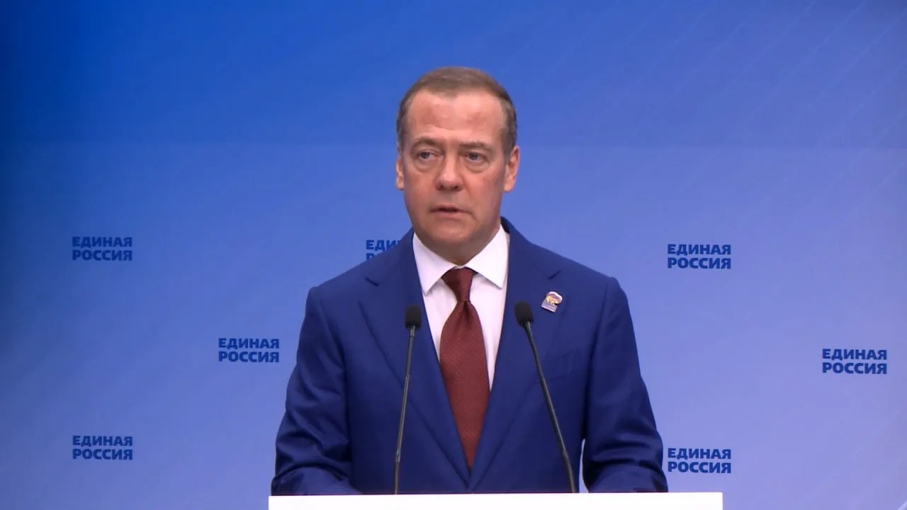Дмитрий Медведев назвал семь главных вызовов, отраженных в обновленной Народной программе.

1️⃣Демог