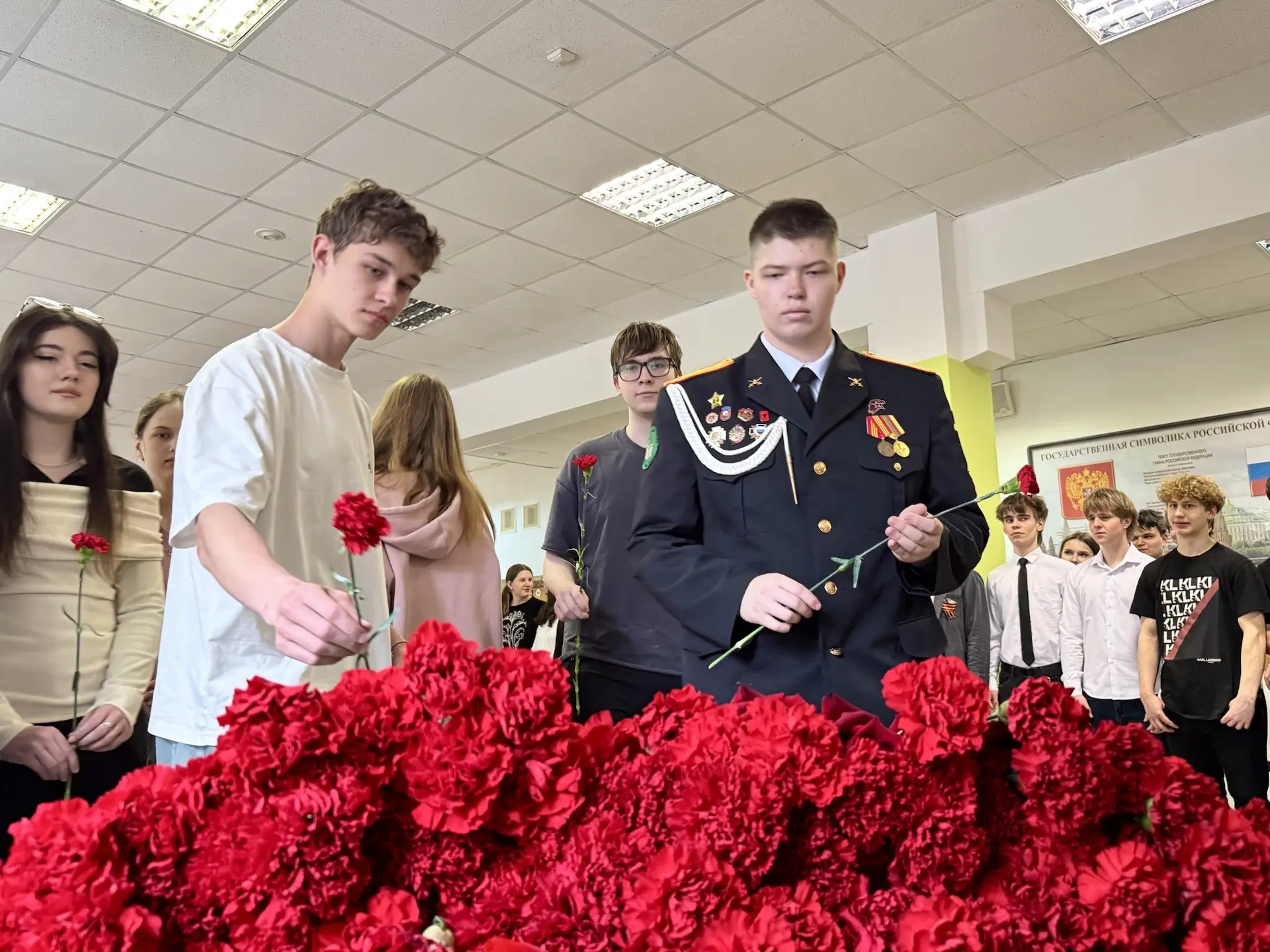 Сегодня в нашей школе прошла торжественная линейка, посвящённая Дню Победы.  В мероприятии приняли у