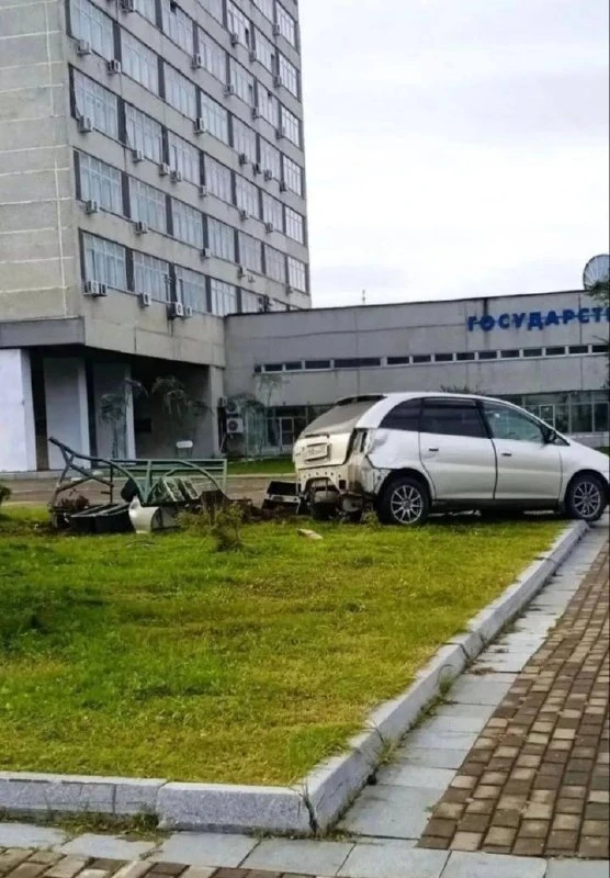 В Хабаровске водитель без прав повредил инсталляцию «Победа»