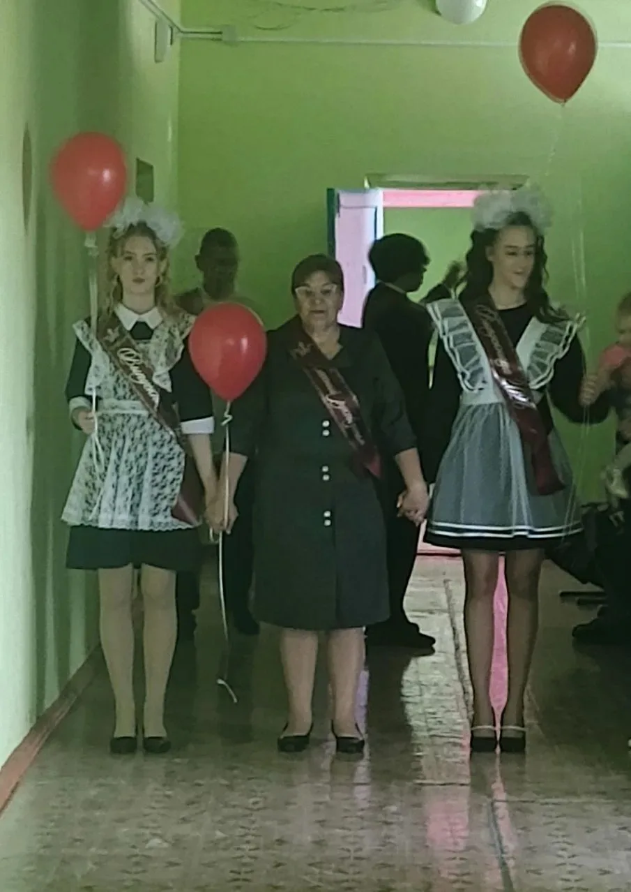 Уходят школьные года,
Чтоб только в памяти остаться.
И со звонком уже пора
По жизни дальше отправлят