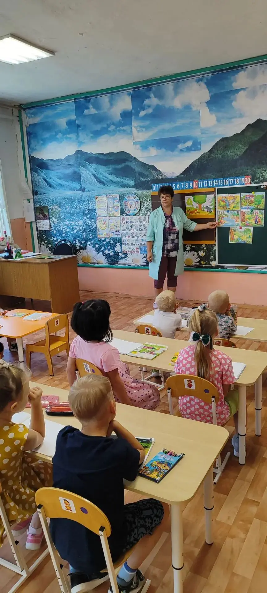 25 августа воспитанники Байловского филиала отмечали День юного художника. Воспитатель ...