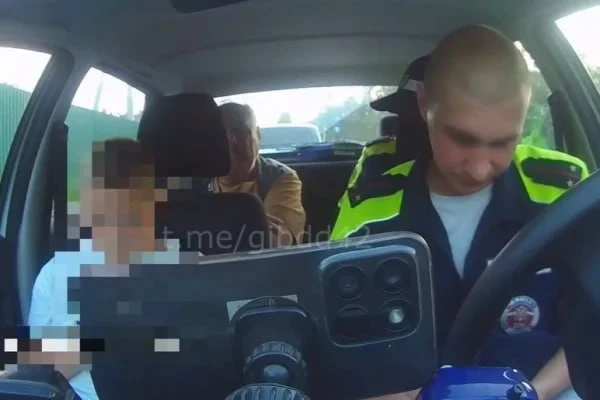 В Кузбассе 11-летний мальчик управлял автомобилем, находясь в детском кресле. Инспектор...