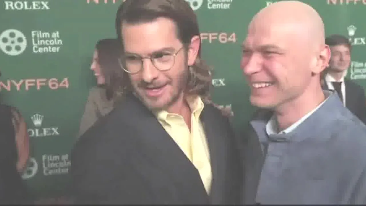 На премьере «Искусственного интеллекта» Юра Борисов растерялся перед камерами и позвал ...