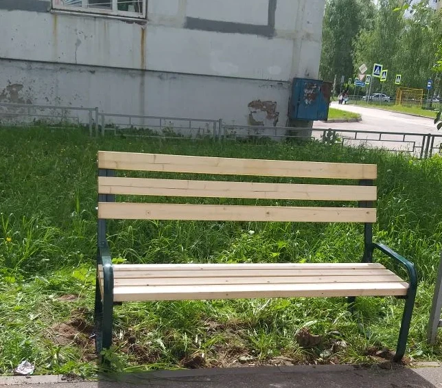 Во дворе дома по адресу Рачкова, 12А установили новую лавочку.👍