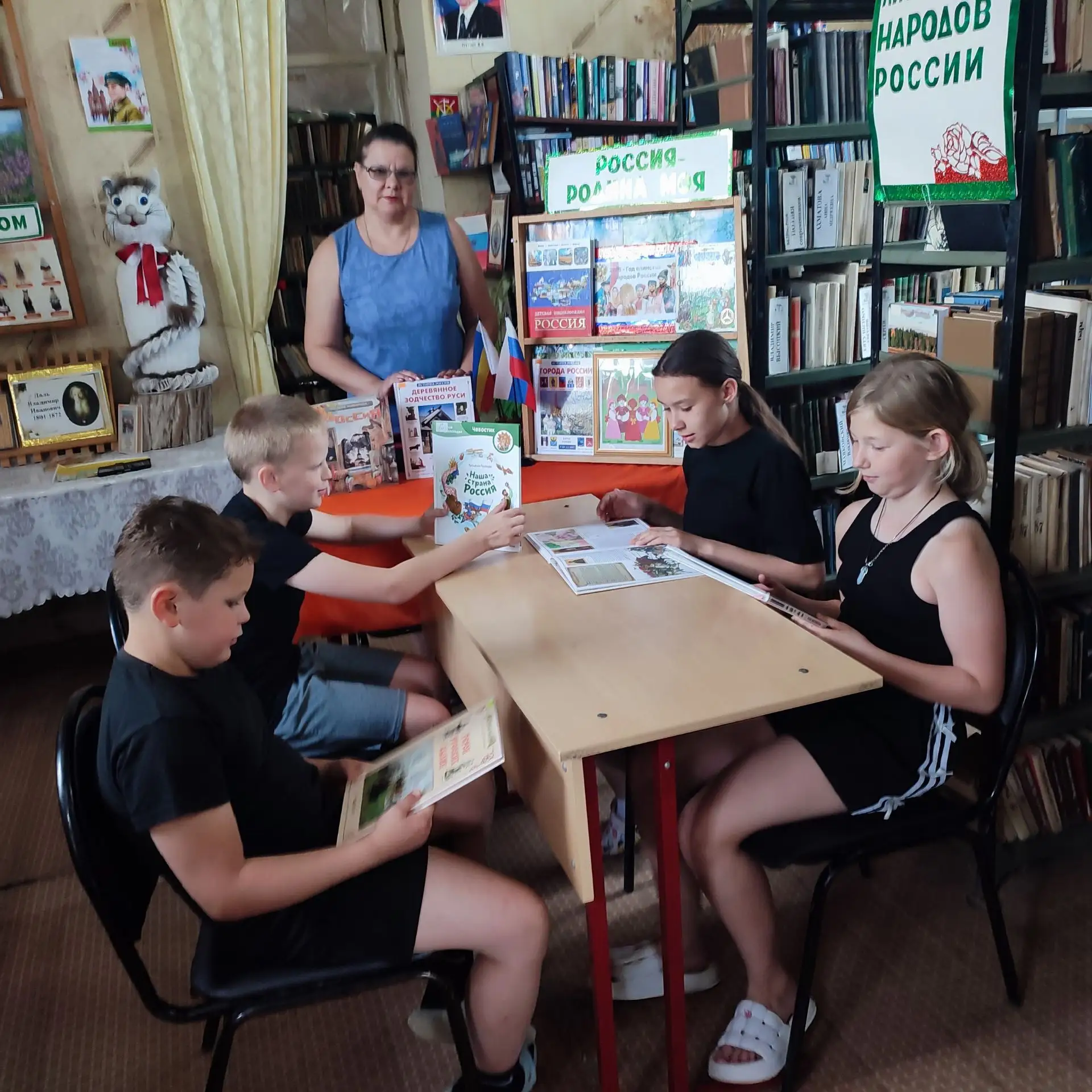 В Богдановском отделе МУК КР «МЦБ» возле книжной выставки «Российский триколор» прошла ...