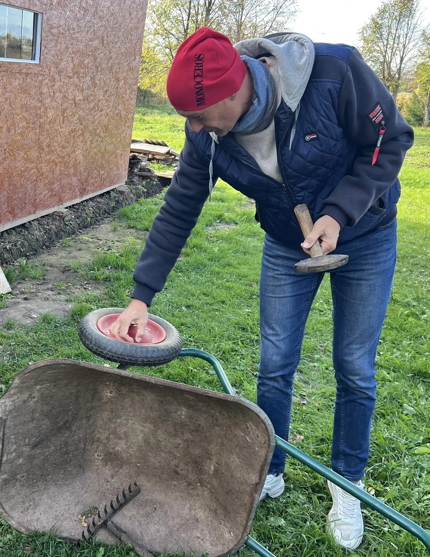Серп и молот взяли в руки, чтобы приделать максимум текущих задач на селе у тёщи 🦾