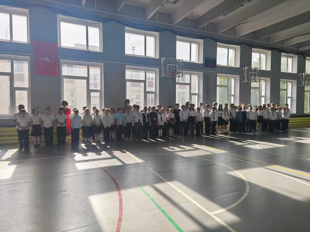 РАЗГОВОРЫ О ВАЖНОМ 🇷🇺  Начинаем новую неделю торжественной церемонией поднятия флага! После церемони