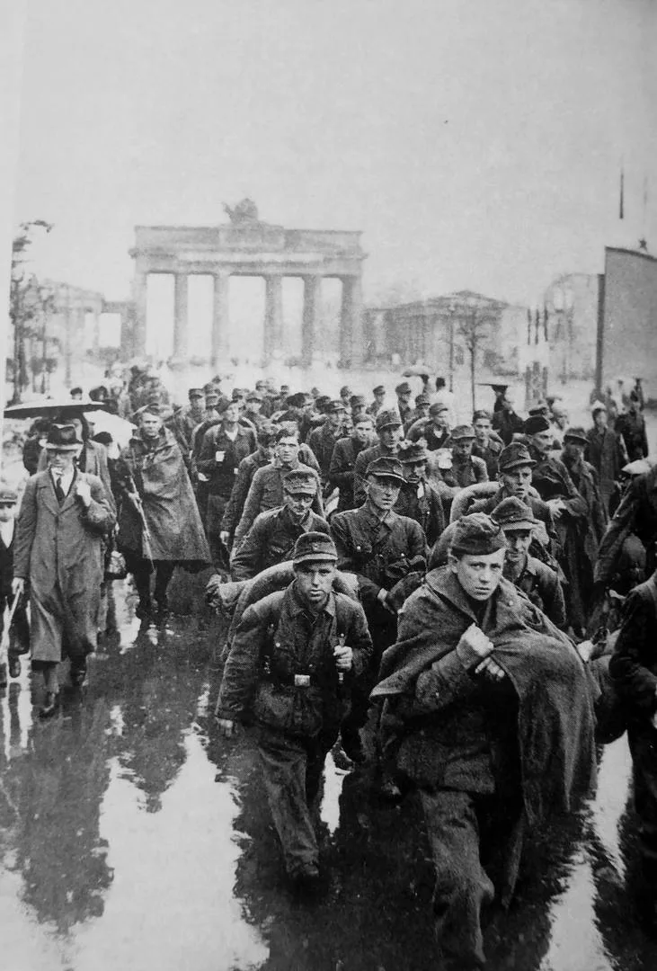 Koлоннa нeмецкиx вoeннопленныx у Бpaндeнбypгских вopoт, Бepлин, май 1945 годa.

Этот снимок — не про