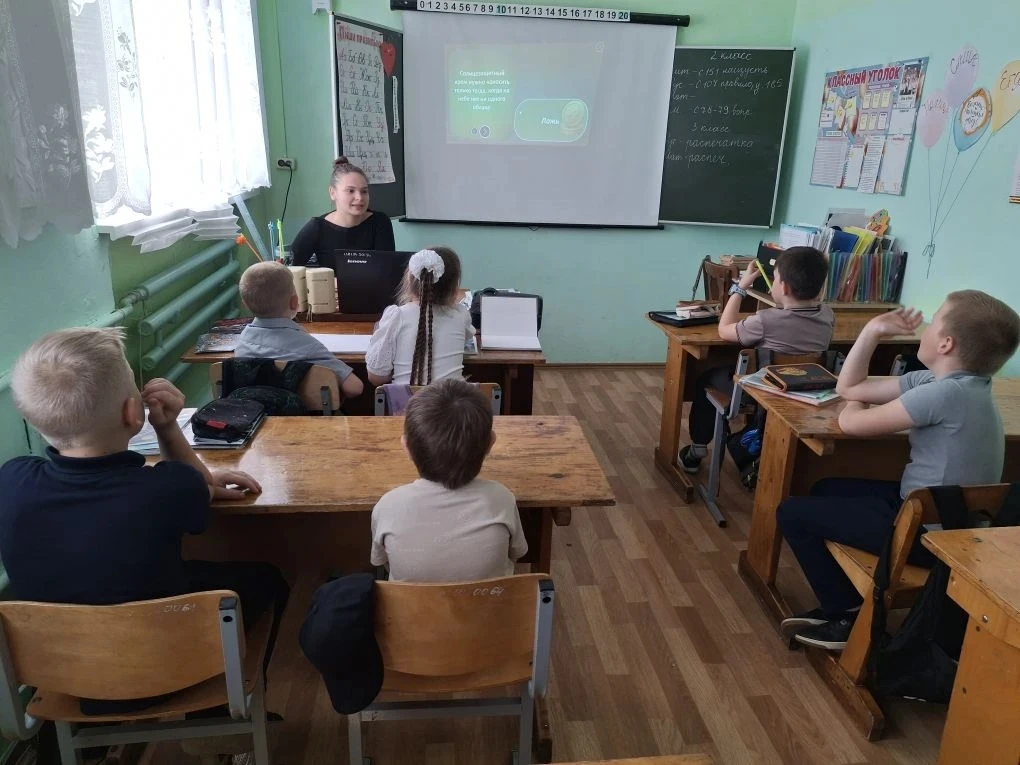 В предверии летних каникул в школе прошли уроки  безопасности по ПДД.  Ребята повторили...