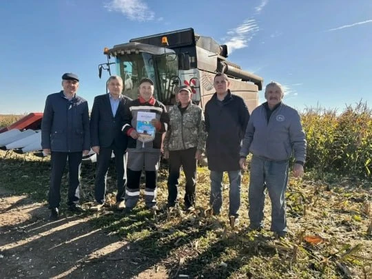 🌽 Лучшим комбайнёрам вручили вымпелы за уборку кукурузы