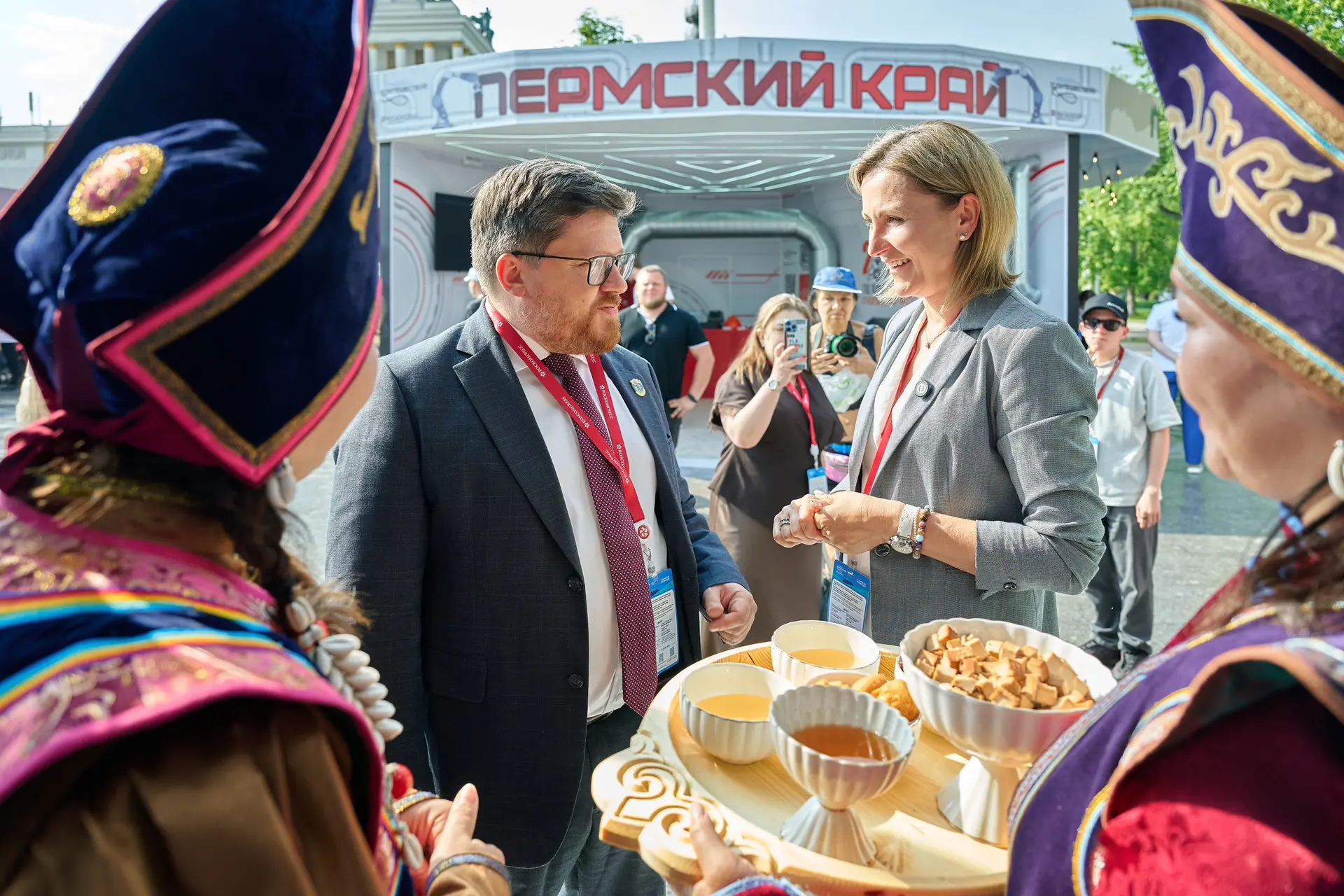 Заместитель министра экономического развития РФ Дмитрий Сергеевич Вахруков посетил экспозицию Респуб