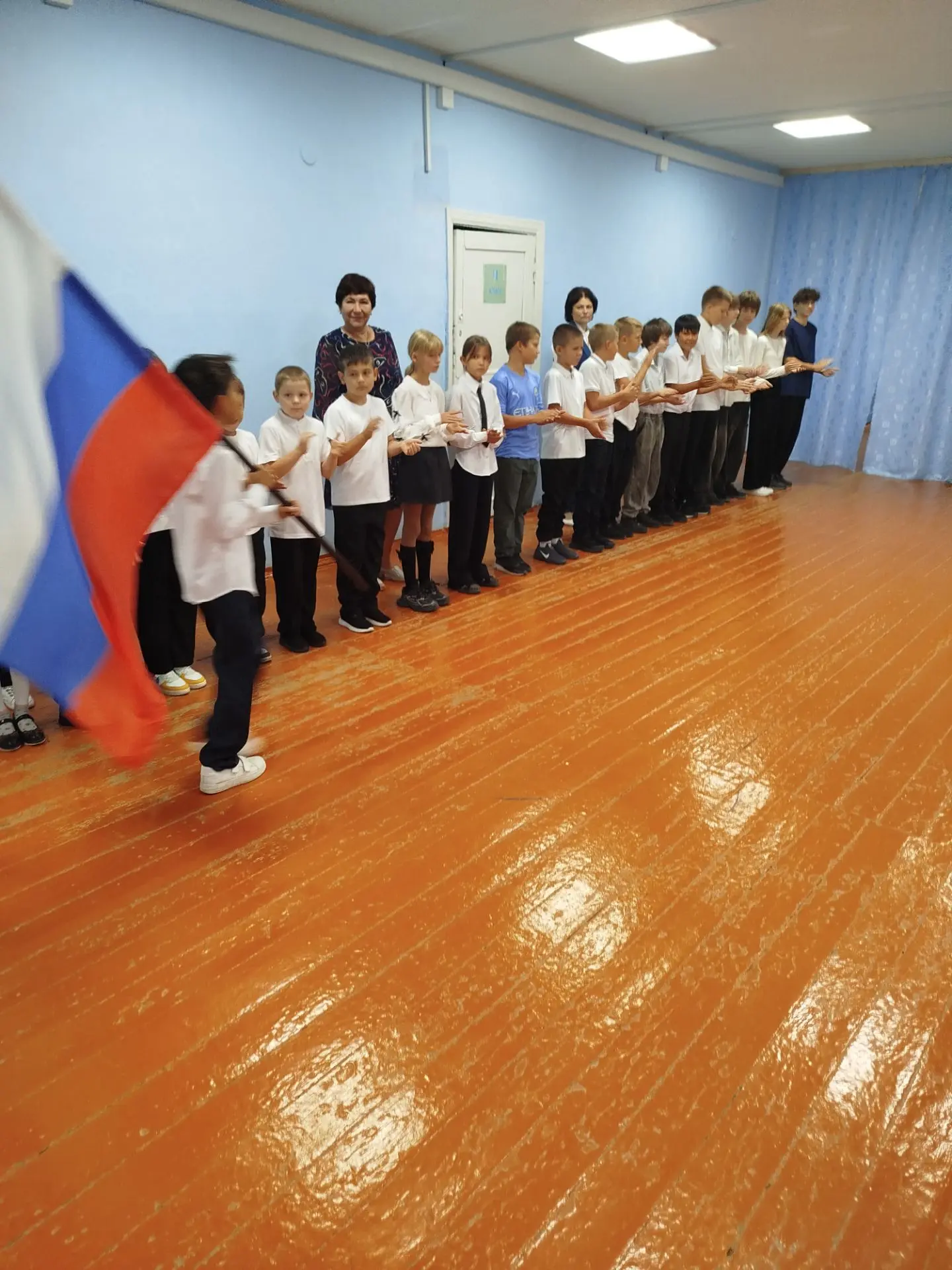 Утро понедельника в Филиале МОУ ООШ с. Калдино в с. Семёновка традиционно началось с вы...