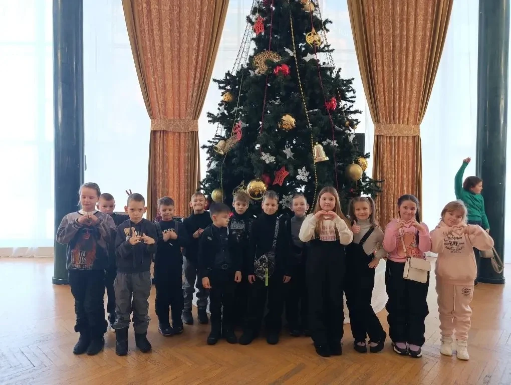 Первый класс — первый театр! 🎭 Сегодня 1«В»провёл день не за партами, а в уютном зале театра «Колесо