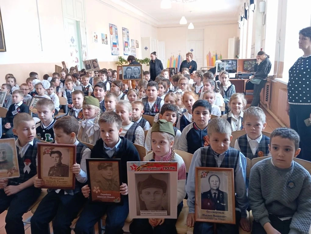 Торжественное мероприятие "Этот День Побыды", подготовленное учащимися 2 А класса. За Победу была за
