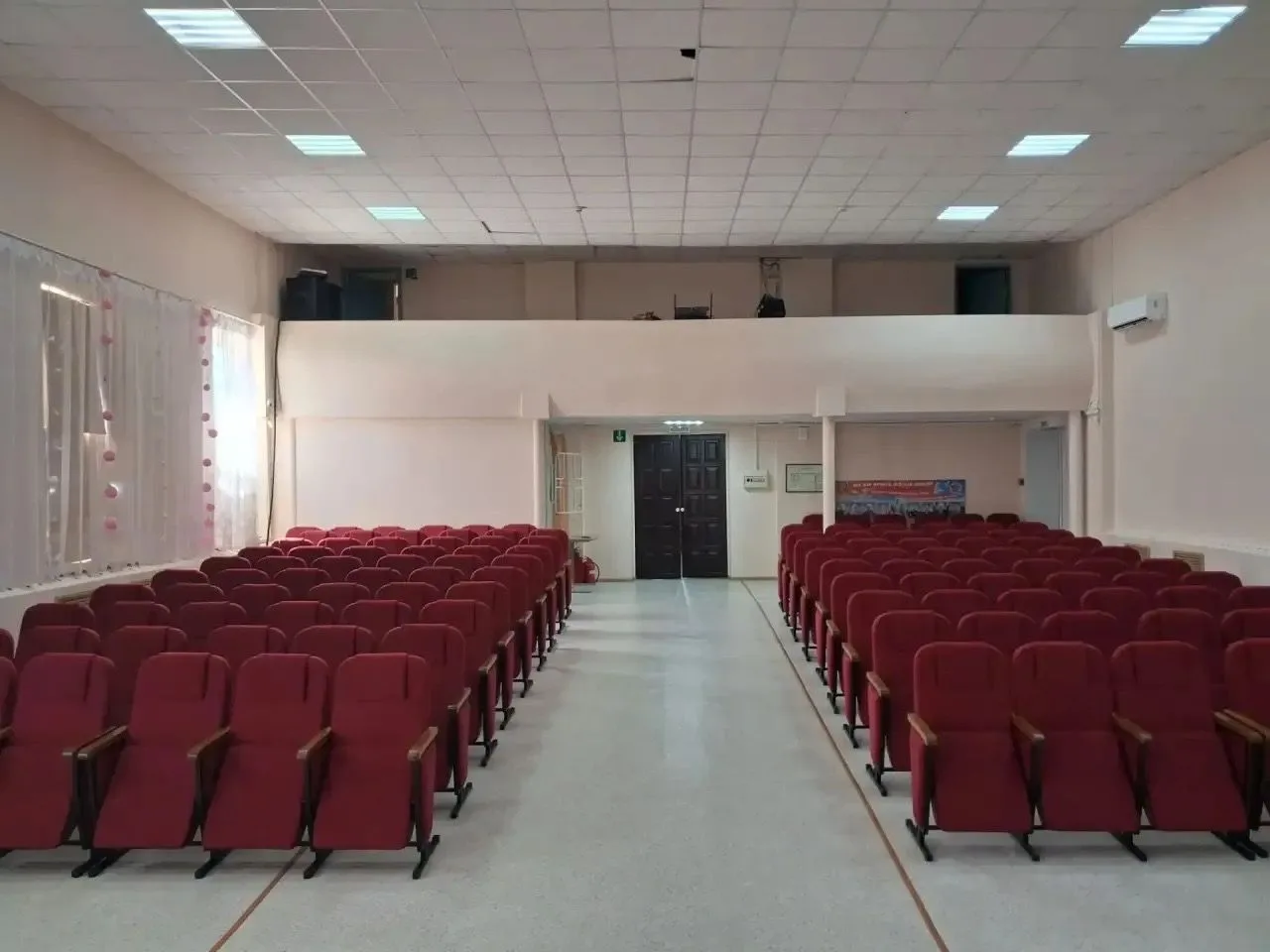 В зрительном зале Дома культуры с. Александровка Ейского района заменили 120 театральны...