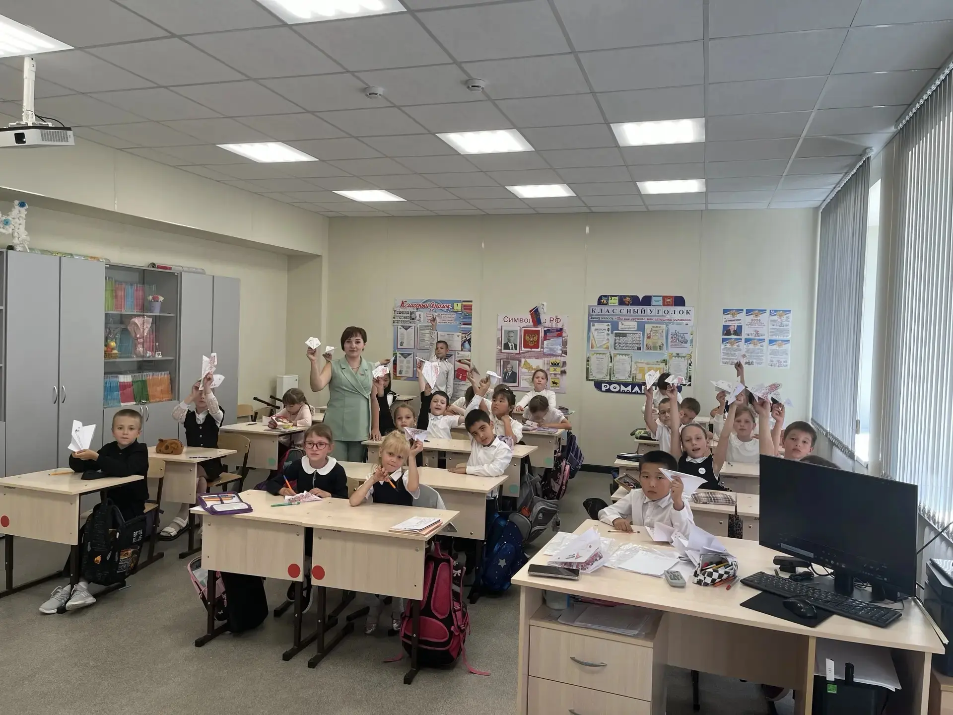 🔔 Традиция «Самолётик будущего» 
 
Ученики 1 , 9 и 11 классов нашей школы продолжили традицию Всеро