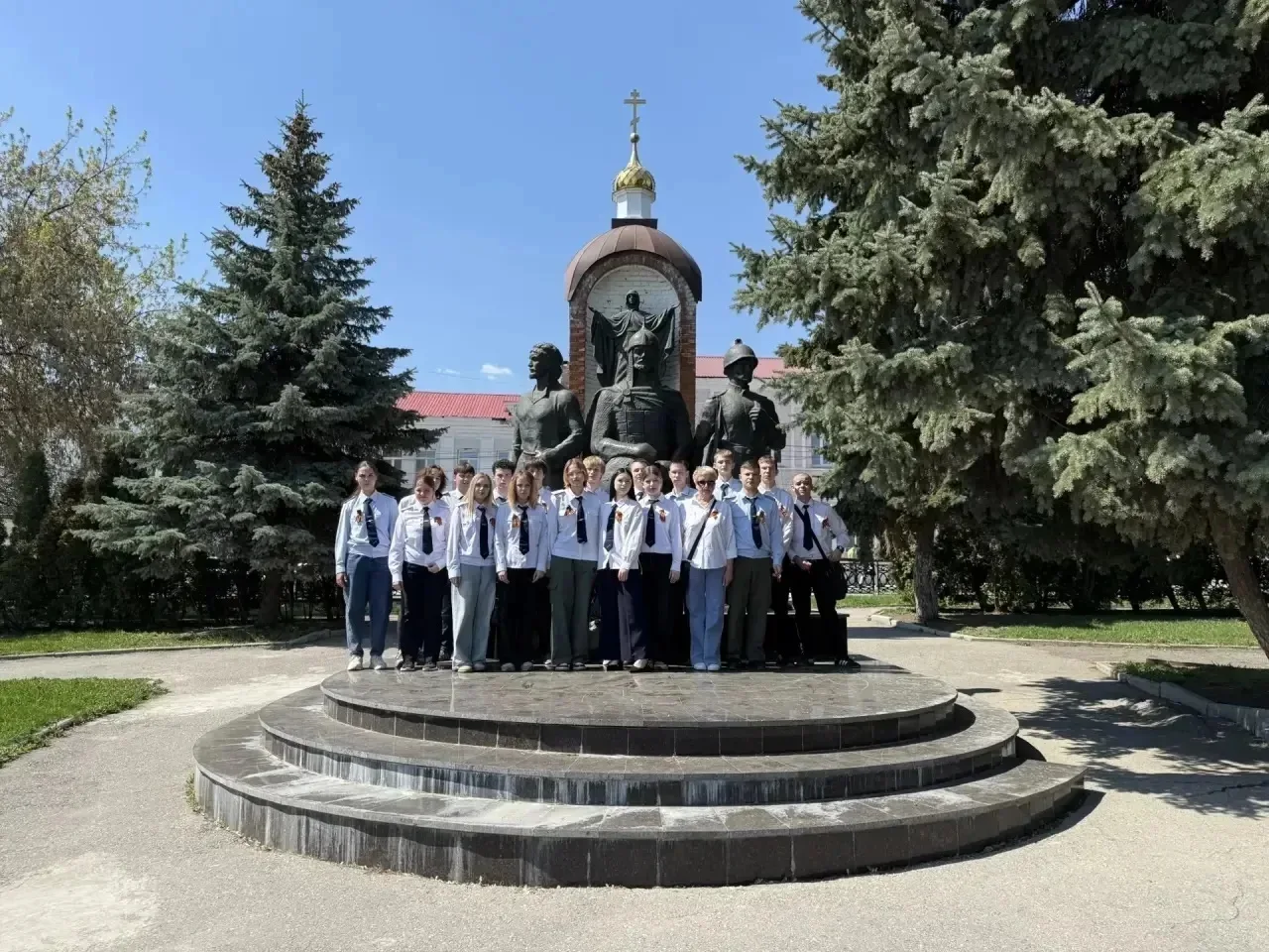 Студенты ЕТЖТ — филиала РГУПС присоединились к Всероссийской акции «Цветы на граните»  📅 Студенты Ел