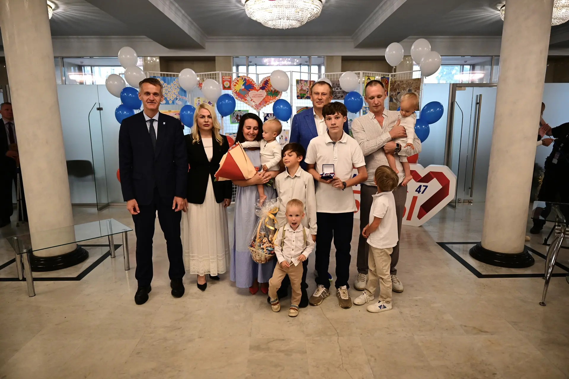 Большим семьям — большие автомобили. В преддверии Дня семьи, любви и верности Ленинград...