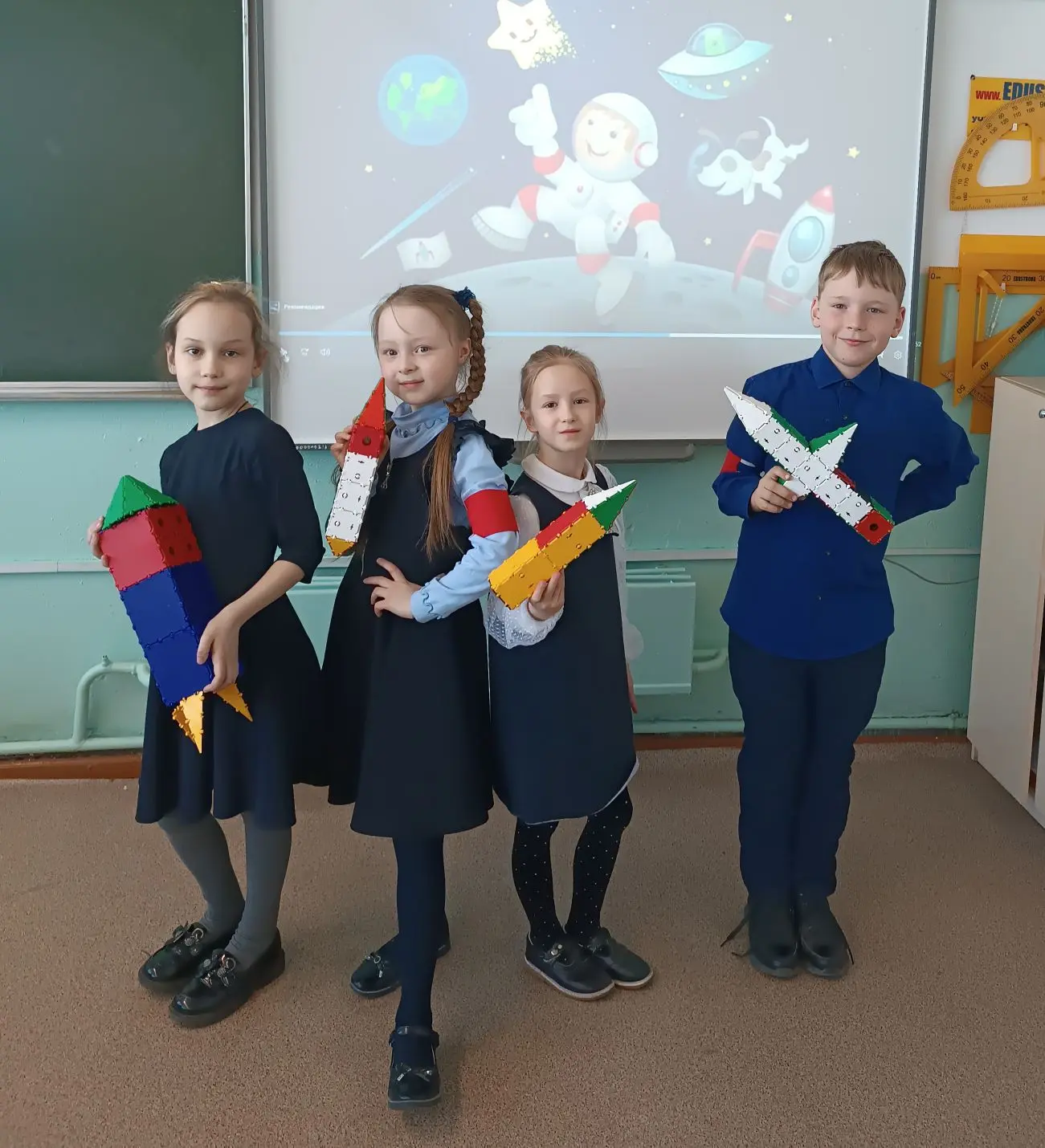 🚀 В честь Дня космонавтики, на уроке труда, ребята 2 А класса с увлечением создавали модели ракет и 