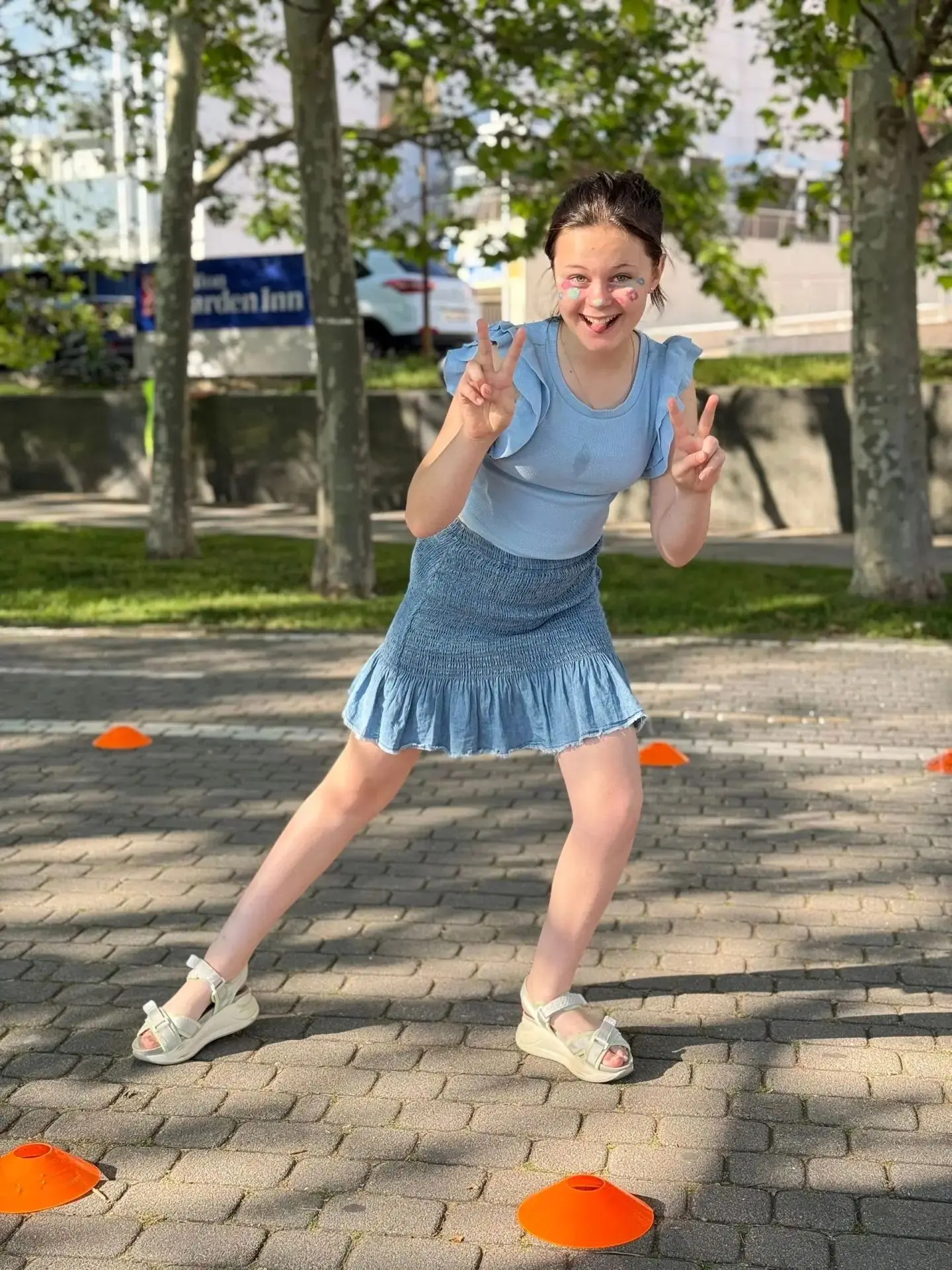Ученица 5 "Г" класса Анна Богучарская проводит свои "Классные каникулы" активно и с пользой. 
Приним