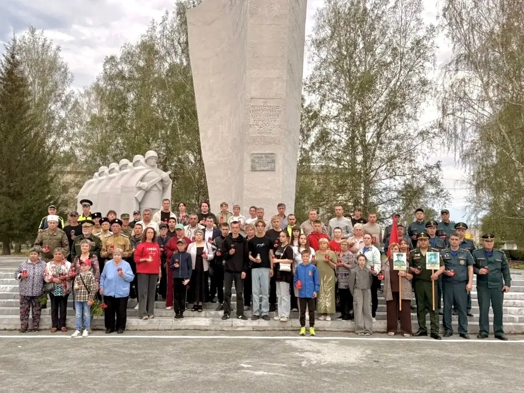 ЗАЖГЛИ СВЕЧИ ПАМЯТИ

22 июня в 4:00 утра на Площади Победы прошла традиционная акции «Свеча памяти».