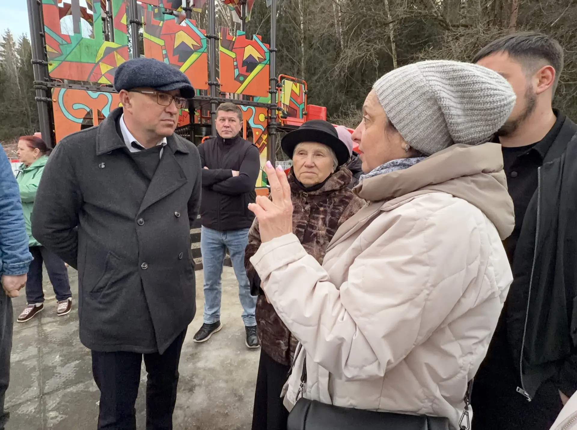 ✅Алексей Зотов провел обход в микрорайоне «В»    Глава управы района Троицк, совместно с жителями, с