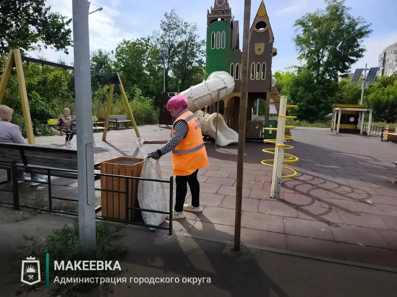 🛝 В Макеевке ухаживают за детскими игровыми площадками