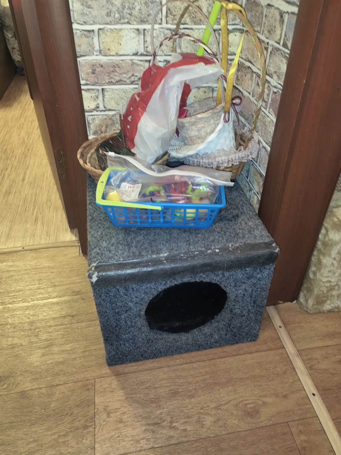 Отдам домик , корзиночки и немного игрушек