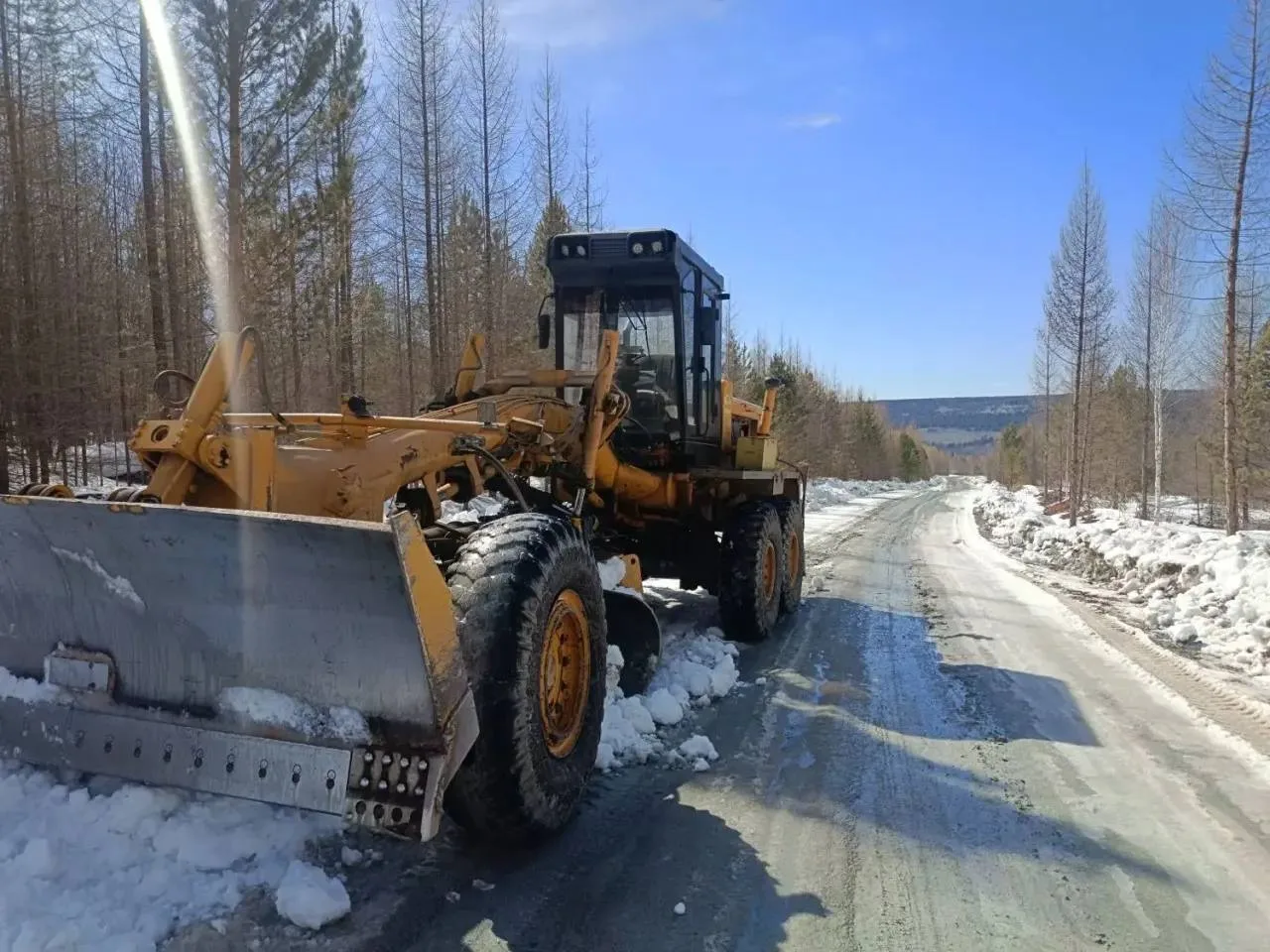 🚜 Очистка дорог, промывка лотков, уборка территорий: работы участков благоустройств и дорог в поселе