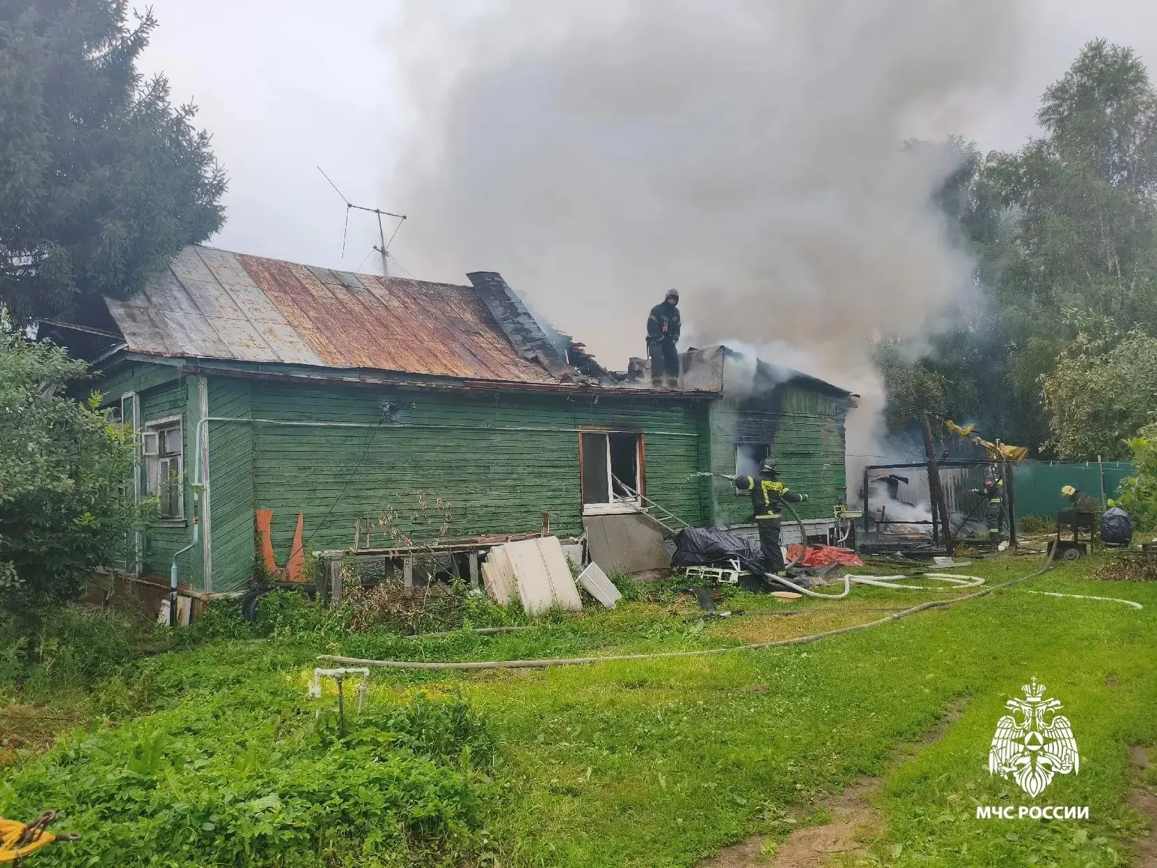 Пять человек, в том числе три малолетних ребёнка, пострадали в результате пожара в Ярос...
