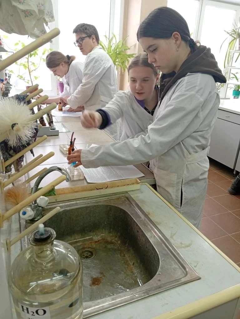 Химия — это не только учебники, но и практика! 🔬  Сегодня наши ученики 8-9-х классов превратились в 